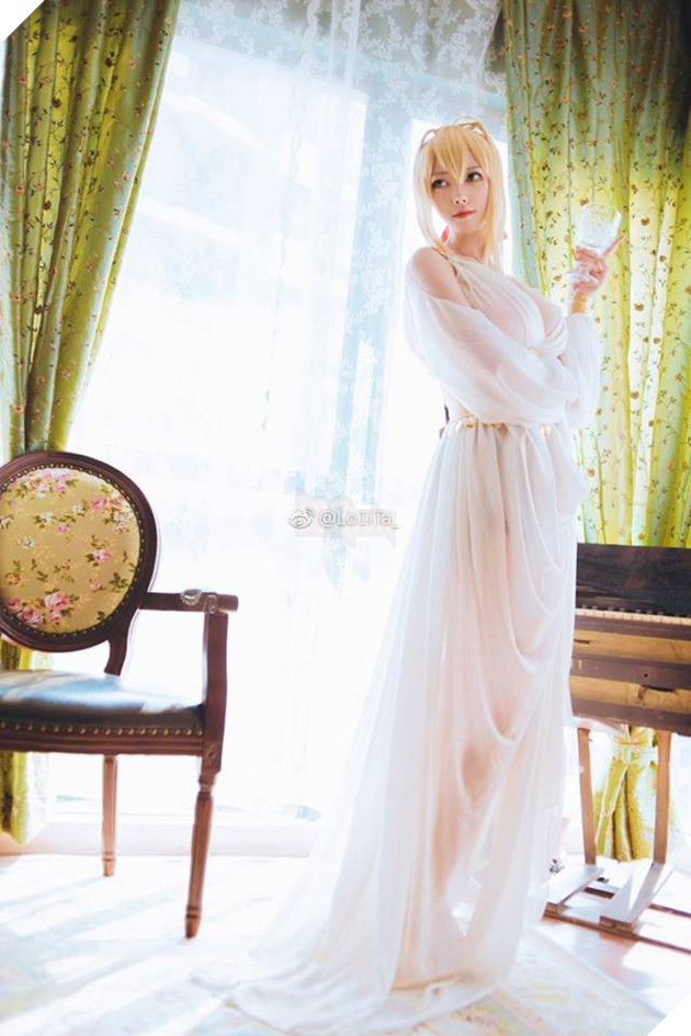 Cosplay Saber "ngực khủng" khiến fan hâm mộ không phải nóng mắt