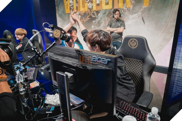 
Thật lòng mà nói thì cũng không bất ngờ lắm với thất bại đầu tiên của EVOS, khi họ đã ăn cả đống hành của FW trong đấu tập.
