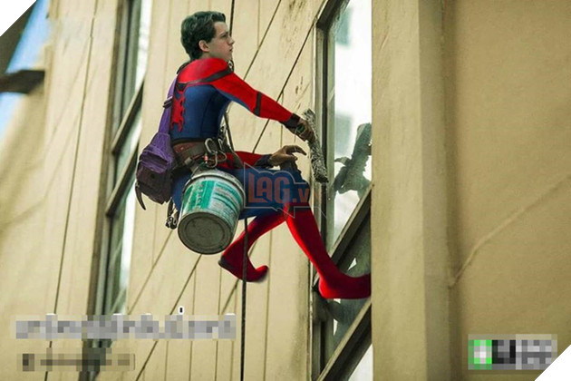 
Anh chàng bé nhỏ Spider- Man chắc hẳn sẽ yêu thích công việc leo trèo sơn tường này.

