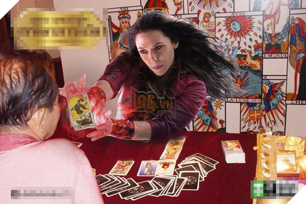 
Cô nàng xinh đẹp Scanrlet Witch sẽ phù hợp làm thầy bói bài.
