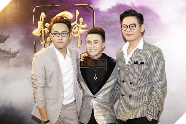 Hai thành viên nhóm V-Music chúc mừng Huỳnh Lập