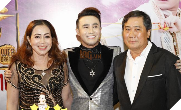 Cha và mẹ của Huỳnh Lập cũng góp mặt trong ngày vui của con mình