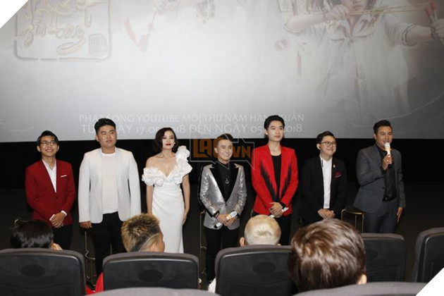 Đoàn làm phim giao lưu cùng khán giả trước giờ chiếu