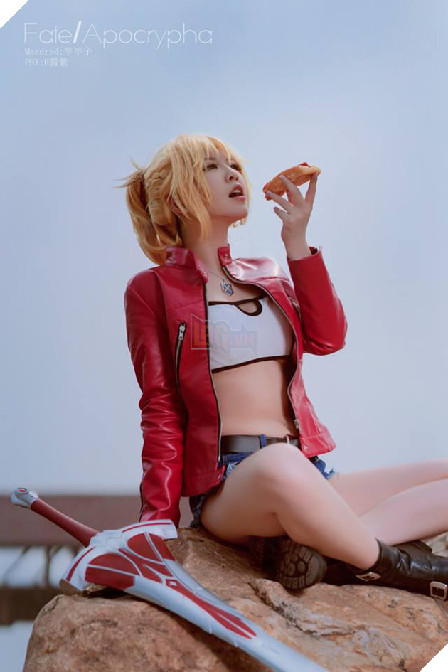 Bỏng mắt với phiên bản Saber Đỏ trong trang phục mùa hè cực mát  5