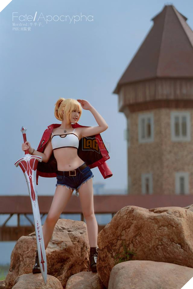 Bỏng mắt với phiên bản Saber Đỏ trong trang phục mùa hè cực mát  2