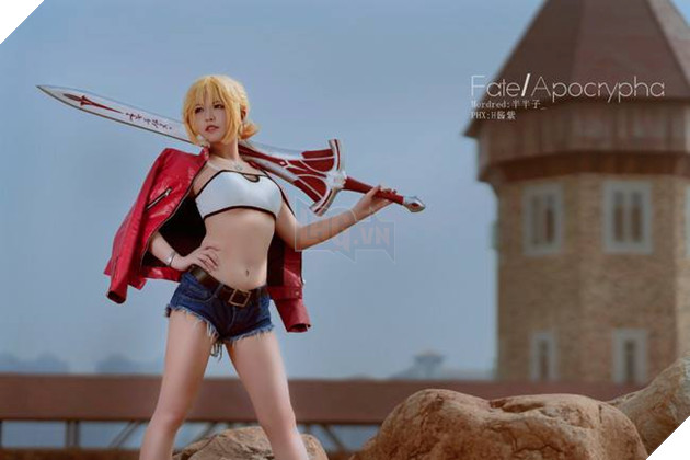 Bỏng mắt với phiên bản Saber Đỏ trong trang phục mùa hè cực mát 