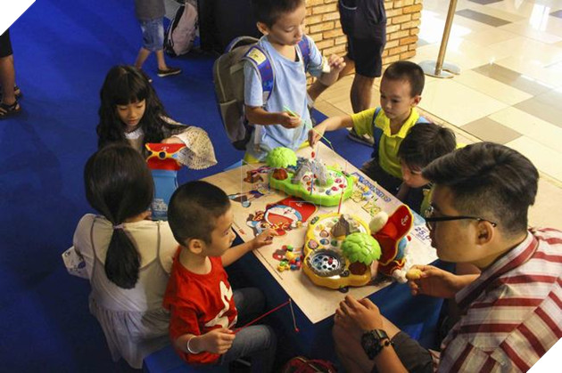 Các bé tham gia hoạt động câu cá