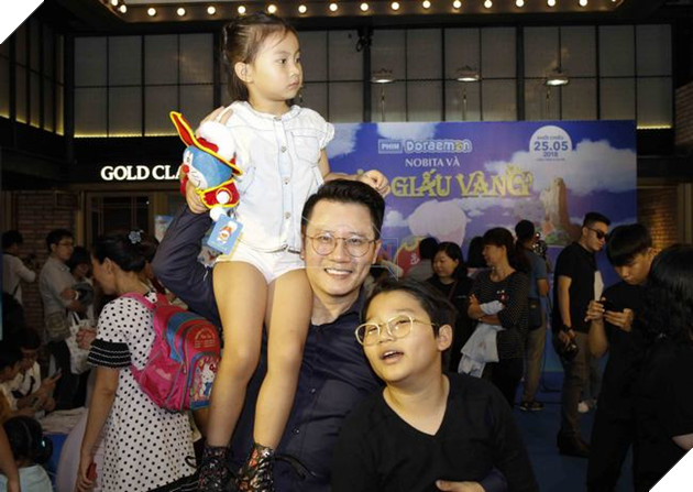 Nghệ sĩ Hoàng Bách cùng 2 con