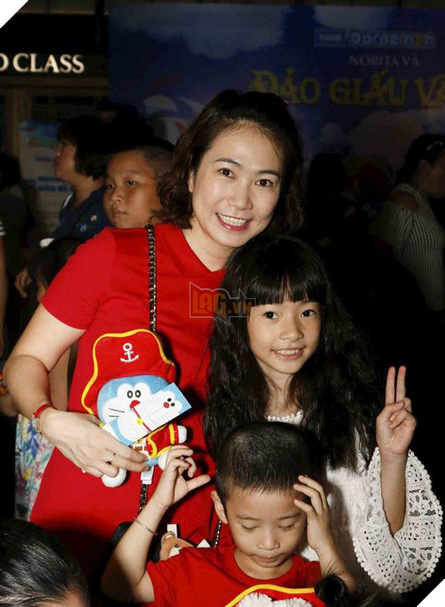 MC Thanh Thảo cũng không quên dẫn theo các cô cậu bé nhà mình