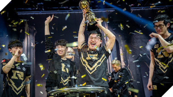 Sau sáu năm thi đấu chuyên nghiệp, Uzi mới được nếm mùi vô địch