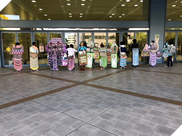 Otaku Nhật Bản bị đuổi cổ ra khỏi sự kiện chỉ vì đeo nhiều đồ lưu niệm - Ảnh 3.