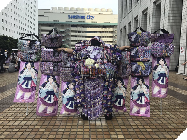 Otaku Nhật Bản bị đuổi cổ ra khỏi sự kiện chỉ vì đeo nhiều đồ lưu niệm - Ảnh 2.