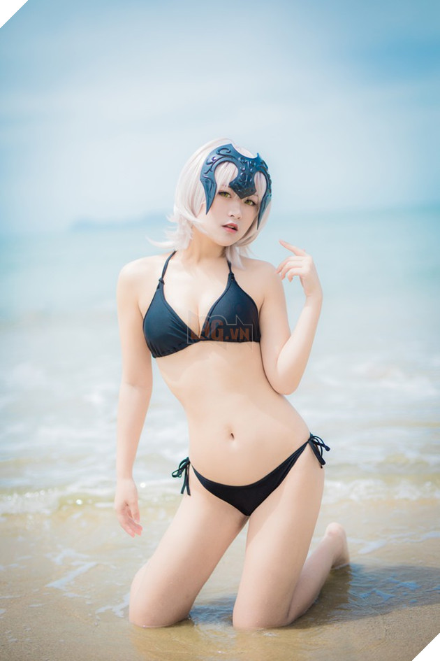 Cosplay nàng Saber trong trang phục áo tắm cực quyến rũ trong ngày hè nóng nực