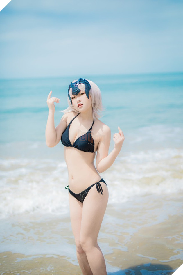 Cosplay nàng Saber trong trang phục áo tắm cực quyến rũ trong ngày hè nóng nực