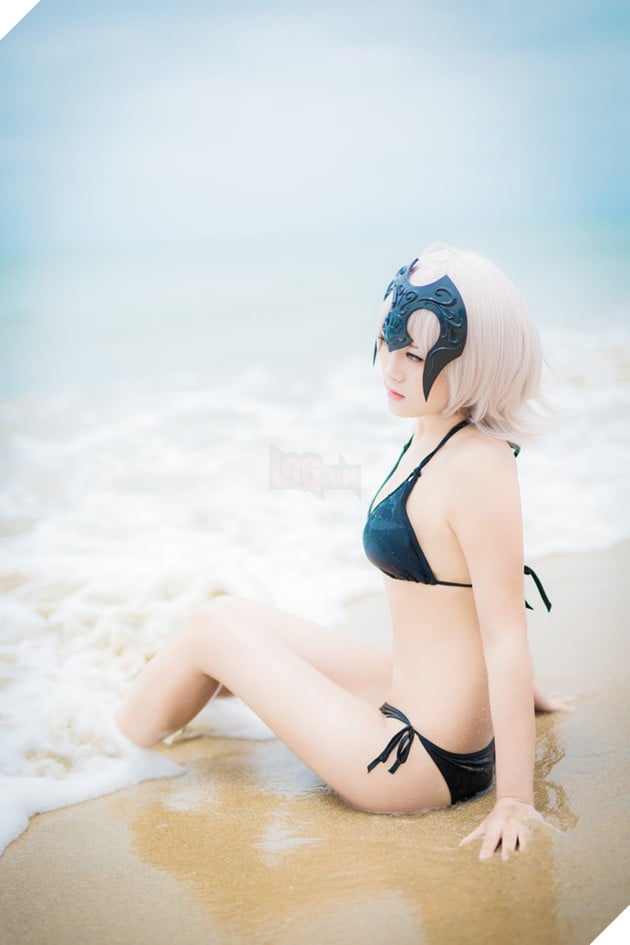 Cosplay nàng Saber trong trang phục áo tắm cực quyến rũ trong ngày hè nóng nực