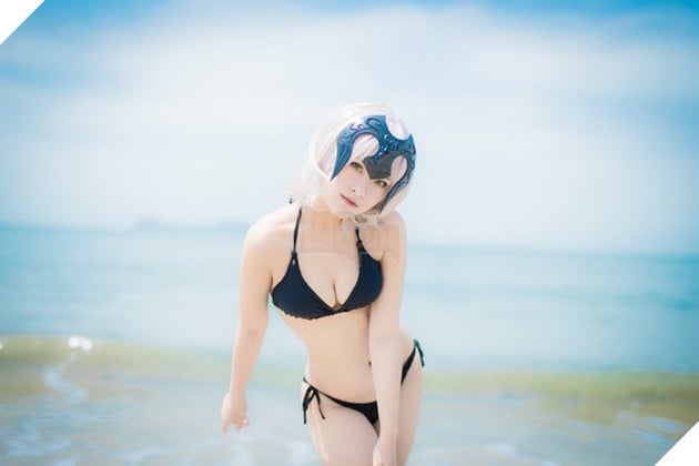 Cosplay nàng Saber trong trang phục áo tắm cực quyến rũ trong ngày hè nóng nực