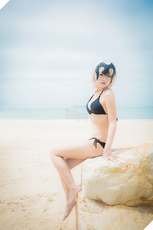 Cosplay nàng Saber trong trang phục áo tắm cực quyến rũ trong ngày hè nóng nực