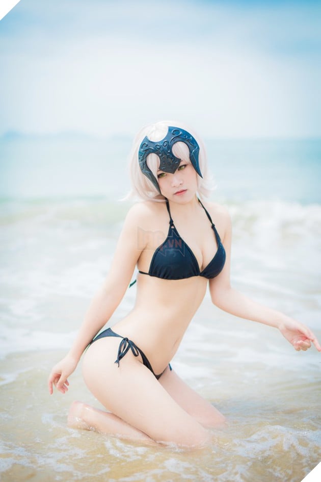 Cosplay nàng Saber trong trang phục áo tắm cực quyến rũ trong ngày hè nóng nực