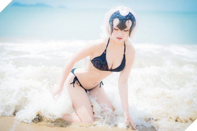 Cosplay nàng Saber trong trang phục áo tắm cực quyến rũ trong ngày hè nóng nực