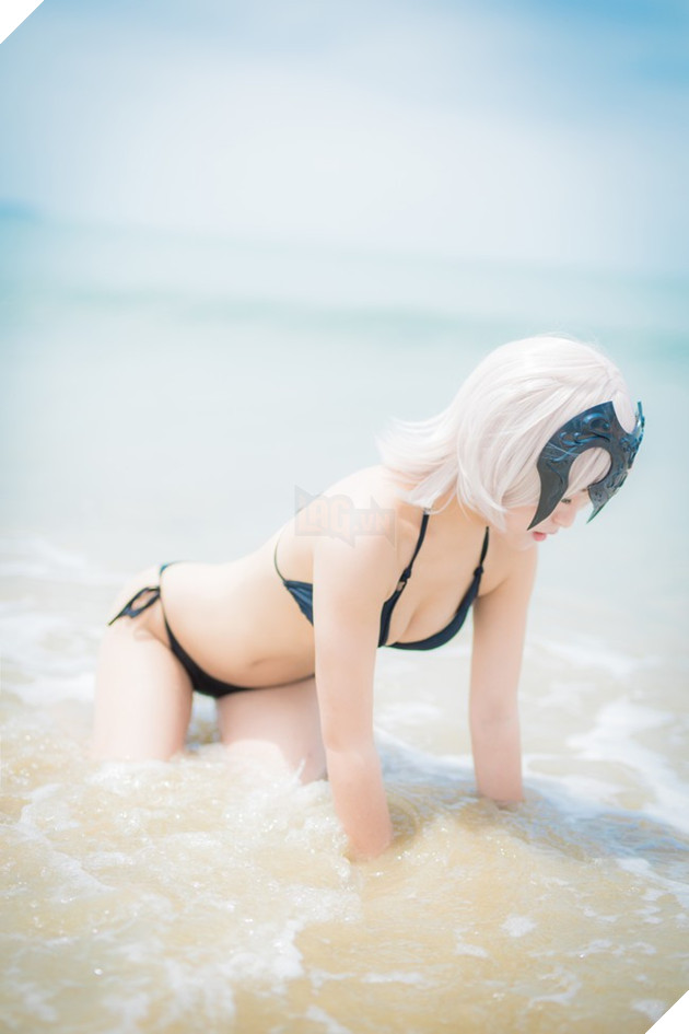 Cosplay nàng Saber trong trang phục áo tắm cực quyến rũ trong ngày hè nóng nực
