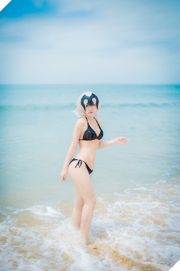 Cosplay nàng Saber trong trang phục áo tắm cực quyến rũ trong ngày hè nóng nực