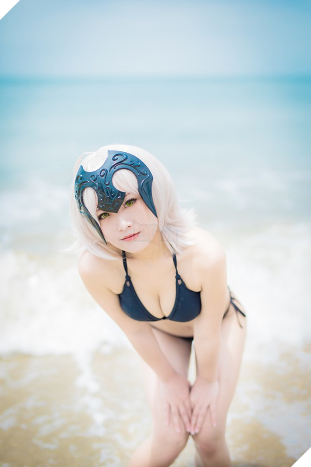 Cosplay nàng Saber trong trang phục áo tắm cực quyến rũ trong ngày hè nóng nực
