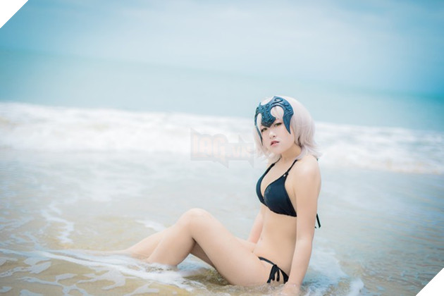 Cosplay nàng Saber trong trang phục áo tắm cực quyến rũ trong ngày hè nóng nực