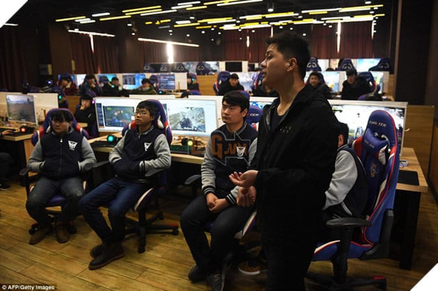 
Các học viên ngồi nghe giảng về chiến thuật
