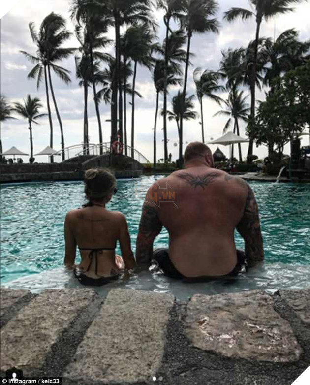 Nam diễn viên “khỏe nhất thế giới” kể nỗi khổ vì có bạn gái… bé nhỏ 3