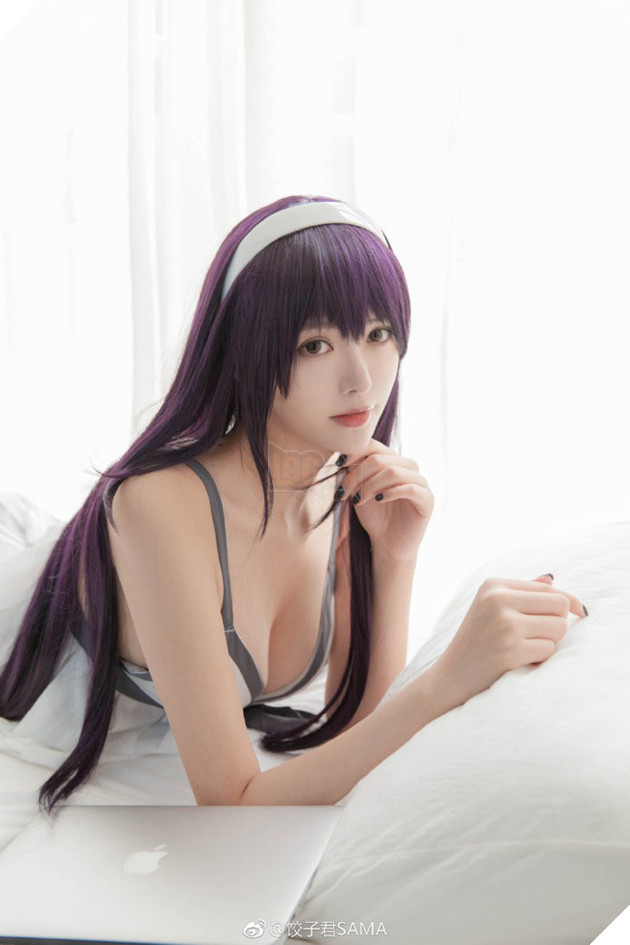 Chảy máu mũi với cosplay nàng Kasumigaoka Utaha trong Saekano: How to Raise a Boring Girlfriend