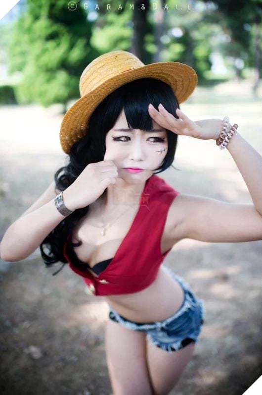 One Piece: Luffy phiên bản nữ cũng khiến cánh mày râu phải xịt máu mũi vì quá quyến rũ đấy!