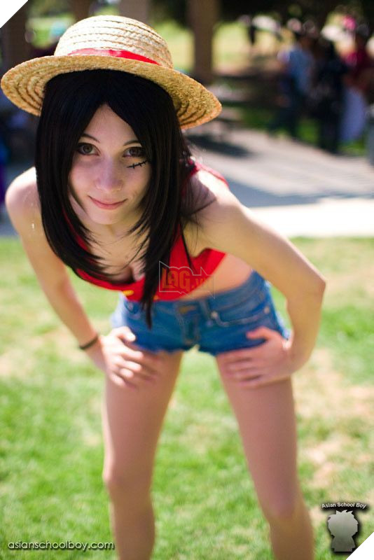 One Piece: Luffy phiên bản nữ cũng khiến cánh mày râu phải xịt máu mũi vì quá quyến rũ đấy!