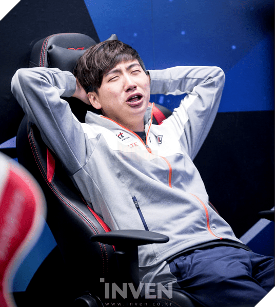 Cộng đồng mạng lo ngại khi SKT biểu hiện quá yếu kém và hãy tập trung vào cách làm sao trụ hạng thì hơn 8