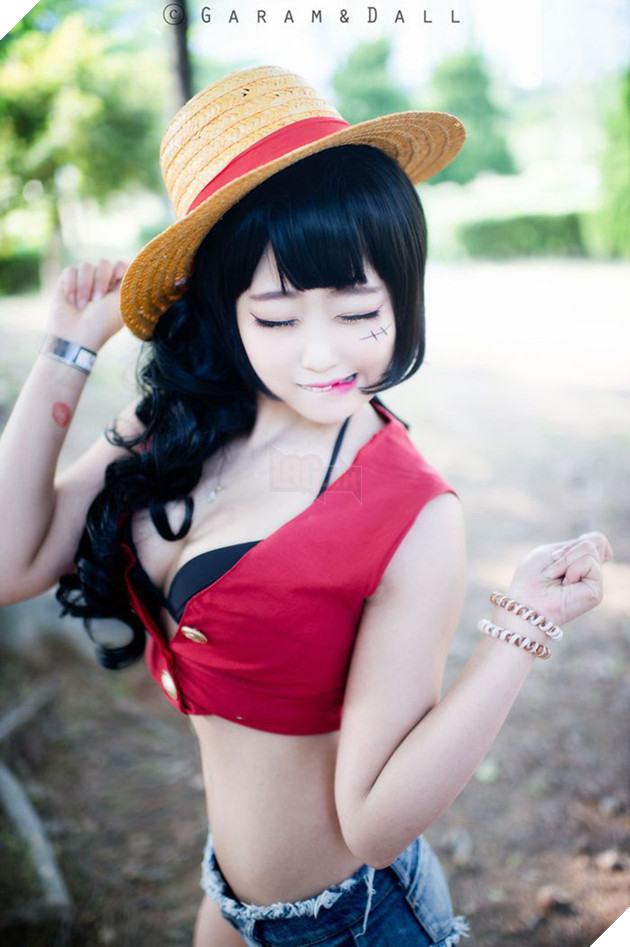 One Piece: Luffy phiên bản nữ cũng khiến cánh mày râu phải xịt máu mũi vì quá quyến rũ đấy!