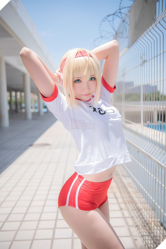 Bỏng mắt với cosplay Saber chân thon cực gợi cảm