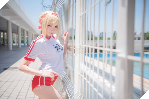 Bỏng mắt với cosplay Saber chân thon cực gợi cảm