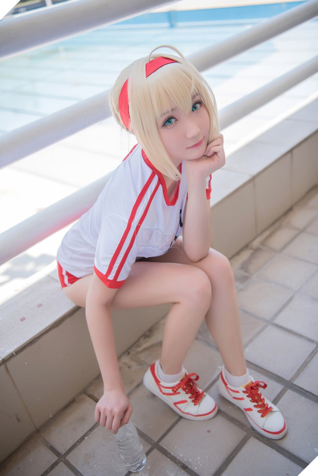 Bỏng mắt với cosplay Saber chân thon cực gợi cảm