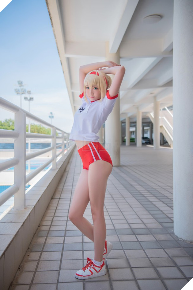 Bỏng mắt với cosplay Saber chân thon cực gợi cảm
