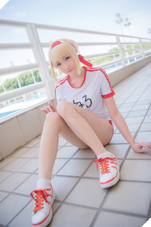 Bỏng mắt với cosplay Saber chân thon cực gợi cảm