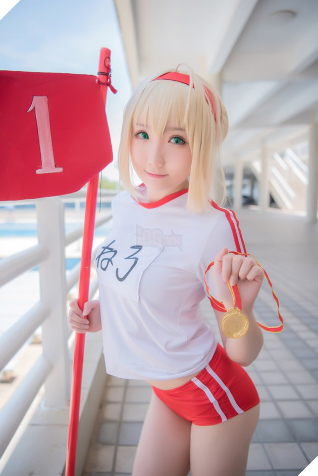 Bỏng mắt với cosplay Saber chân thon cực gợi cảm