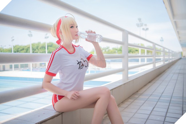 Bỏng mắt với cosplay Saber chân thon cực gợi cảm