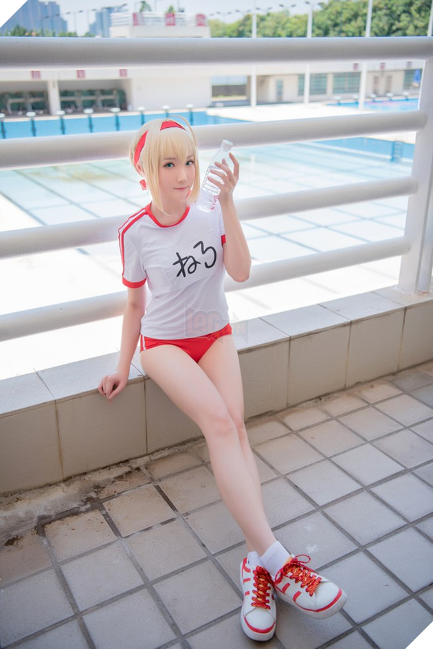 Bỏng mắt với cosplay Saber chân thon cực gợi cảm