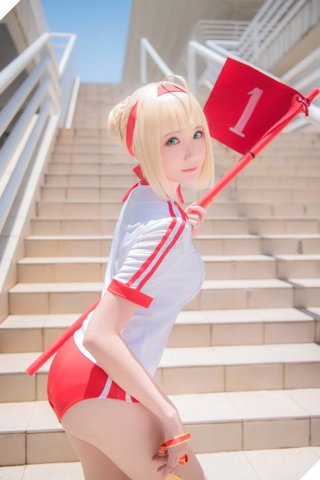 Bỏng mắt với cosplay Saber chân thon cực gợi cảm