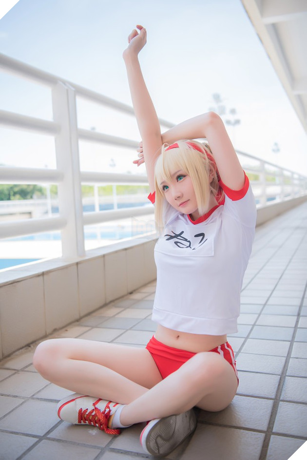 Bỏng mắt với cosplay Saber chân thon cực gợi cảm