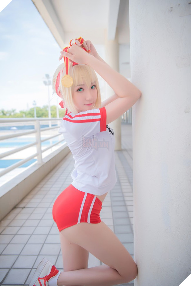 Bỏng mắt với cosplay Saber chân thon cực gợi cảm
