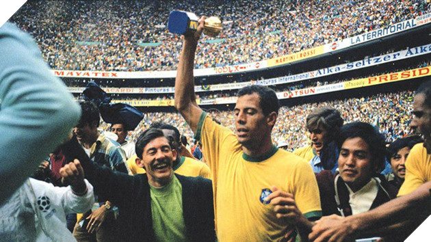 Thủ lĩnh Carlos Alberto dương cao chiếc Cúp vàng lần thứ 3 liên tiếp của Brazil