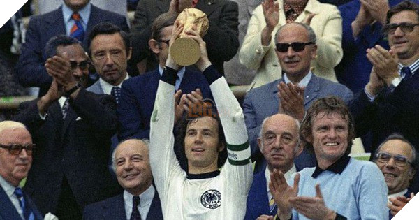 Beckenbauer là “Thủ lĩnh” đầu tiên được dương cao chiếc Cúp “mới”