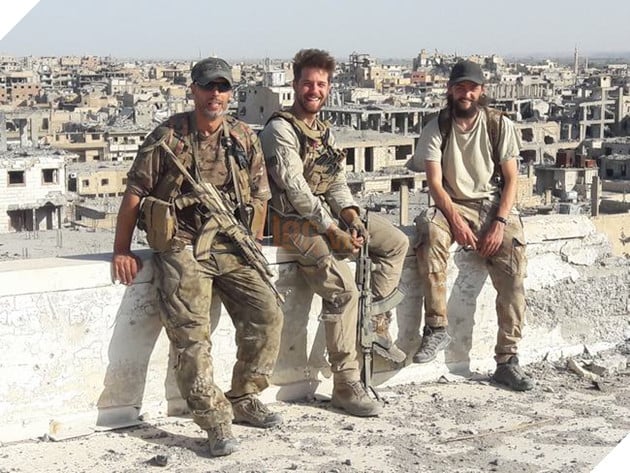 Duttenhofer và những người đồng đội trong tổ chức YPG