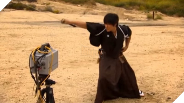 Đây đúng là Deadpool ngoài đời thật, chém viên đạn bay 200km/h làm đôi 2