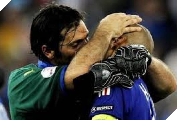 Tổng hợp khoảnh khắc khi các cầu thủ bóng đá tình tứ ngọt ngào không kém gì phim tình cảm 7